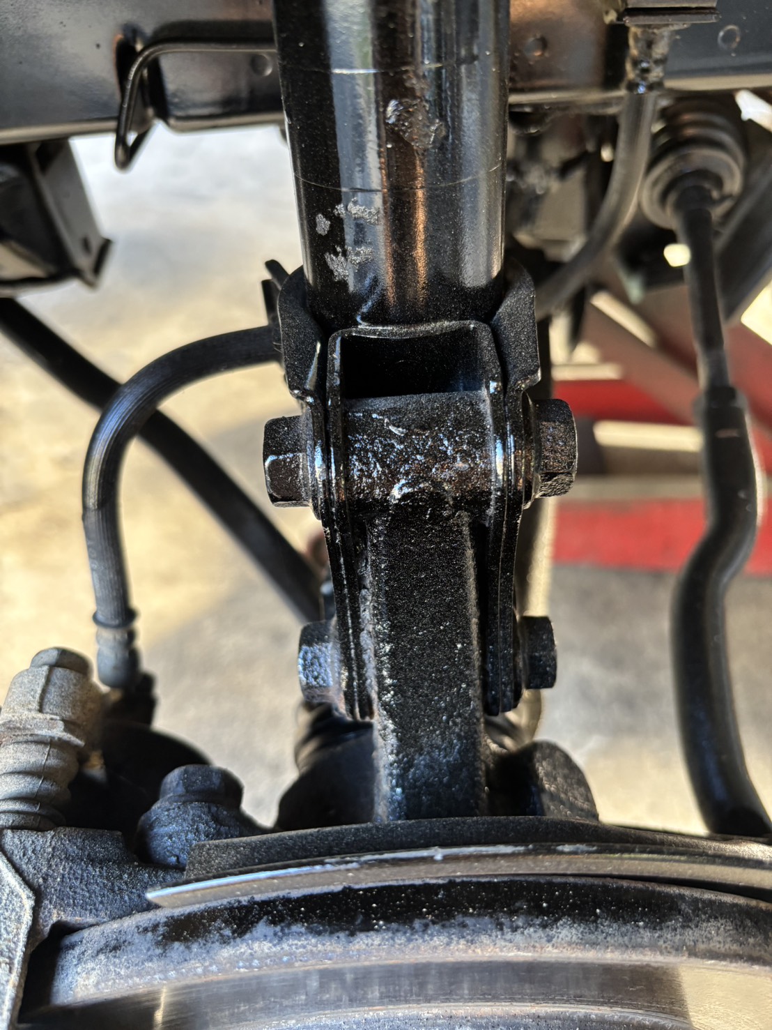 DA63T ストラット下部