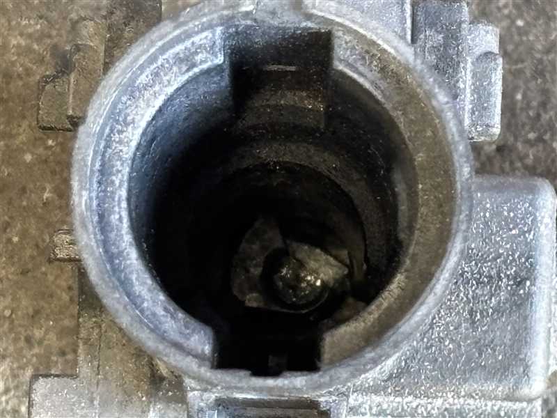 キーシリンダー内部 折れたカムロッド残骸