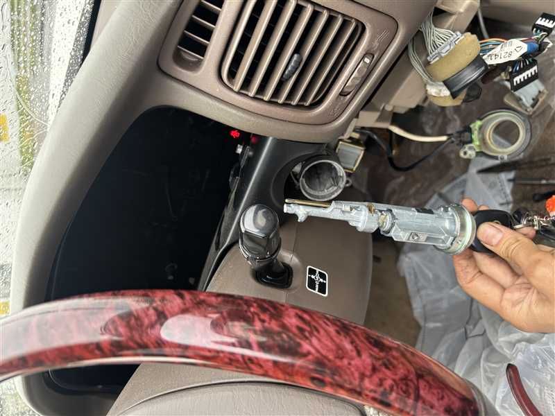 ランクル100 車内でキーシリンダー取り外し作業中
