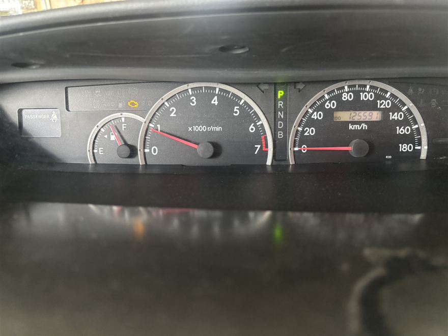 AZR65G ノア・ヴォクシーのメーター。エンジン警告灯が点灯し走行距離は約125,591km