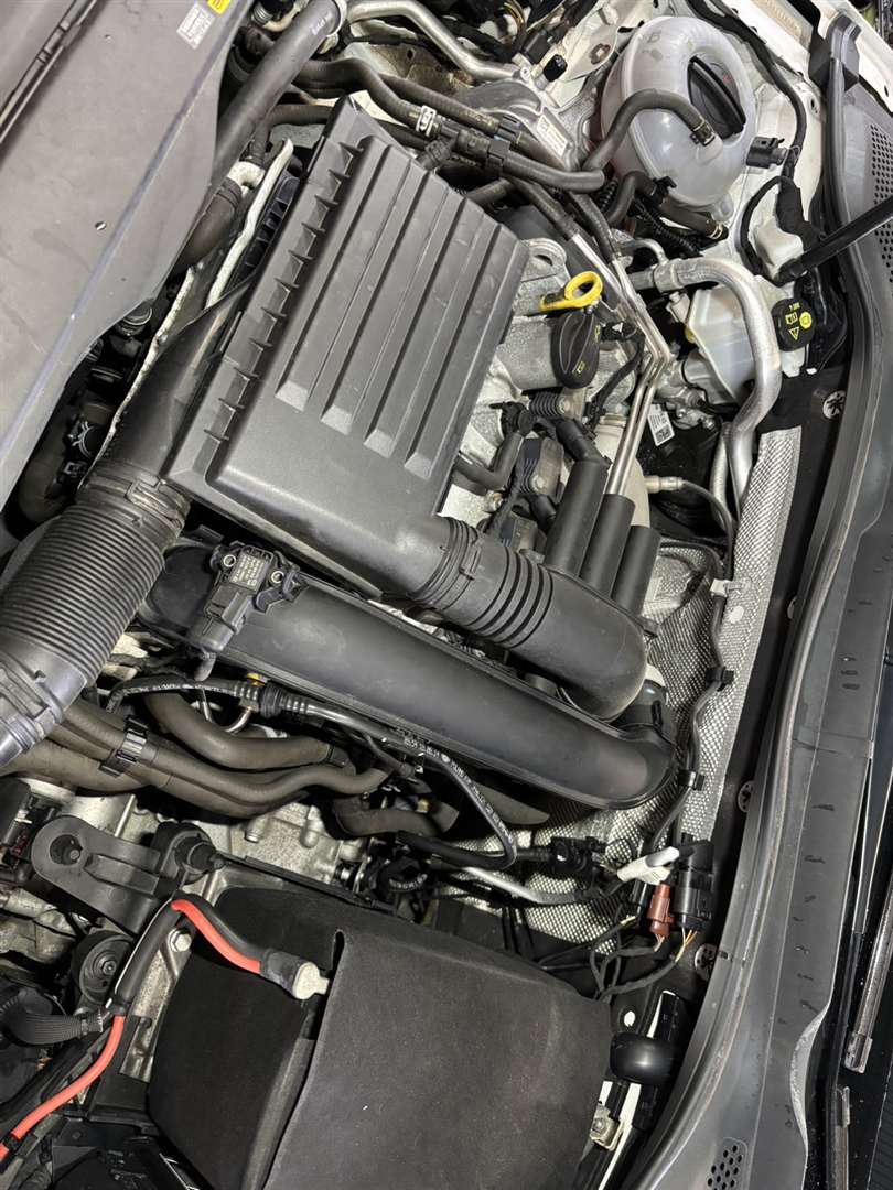 VW ゴルフ7 1.2TSI(CJZ/EA211)のエンジンルーム 作業前