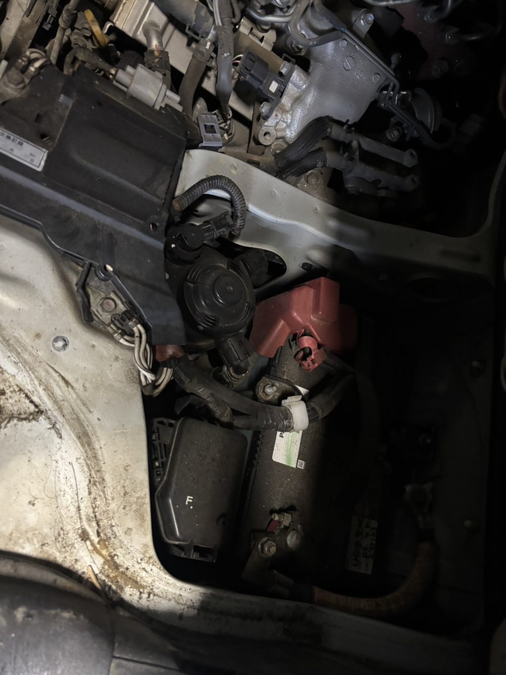 ハイエース200系ディーゼルのエンジンルーム内に設置された燃料フィルターASSY
