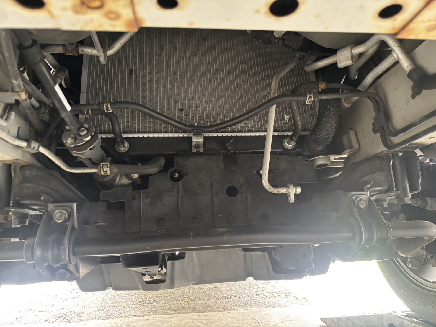 NV350キャラバン コンデンサ下部のA/C配管接続部(下から撮影)