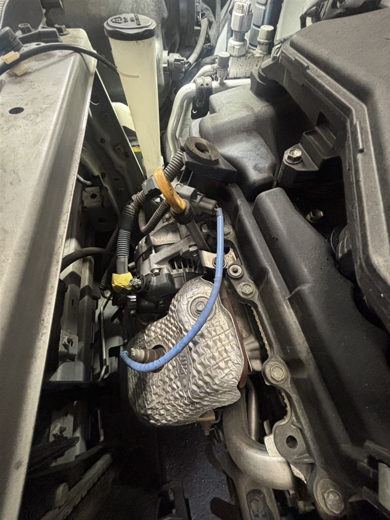 パッソM700Aのエンジンルーム、排気側の低い位置にあるオルタネーター