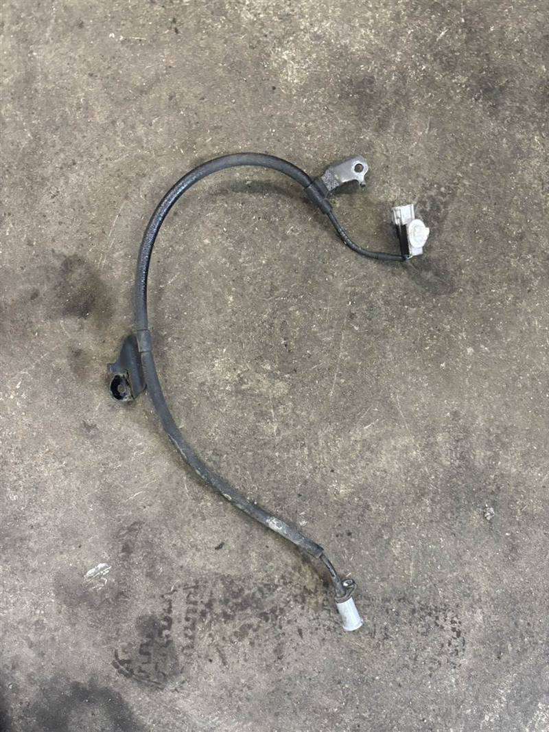 取り外したS510P左リヤ車輪速センサーASSY。ハーネス・ブラケット一体型