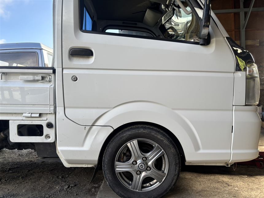 日産 NT100クリッパー DR16T の右フロント。ショックアブソーバー交換のためリフトアップした状態