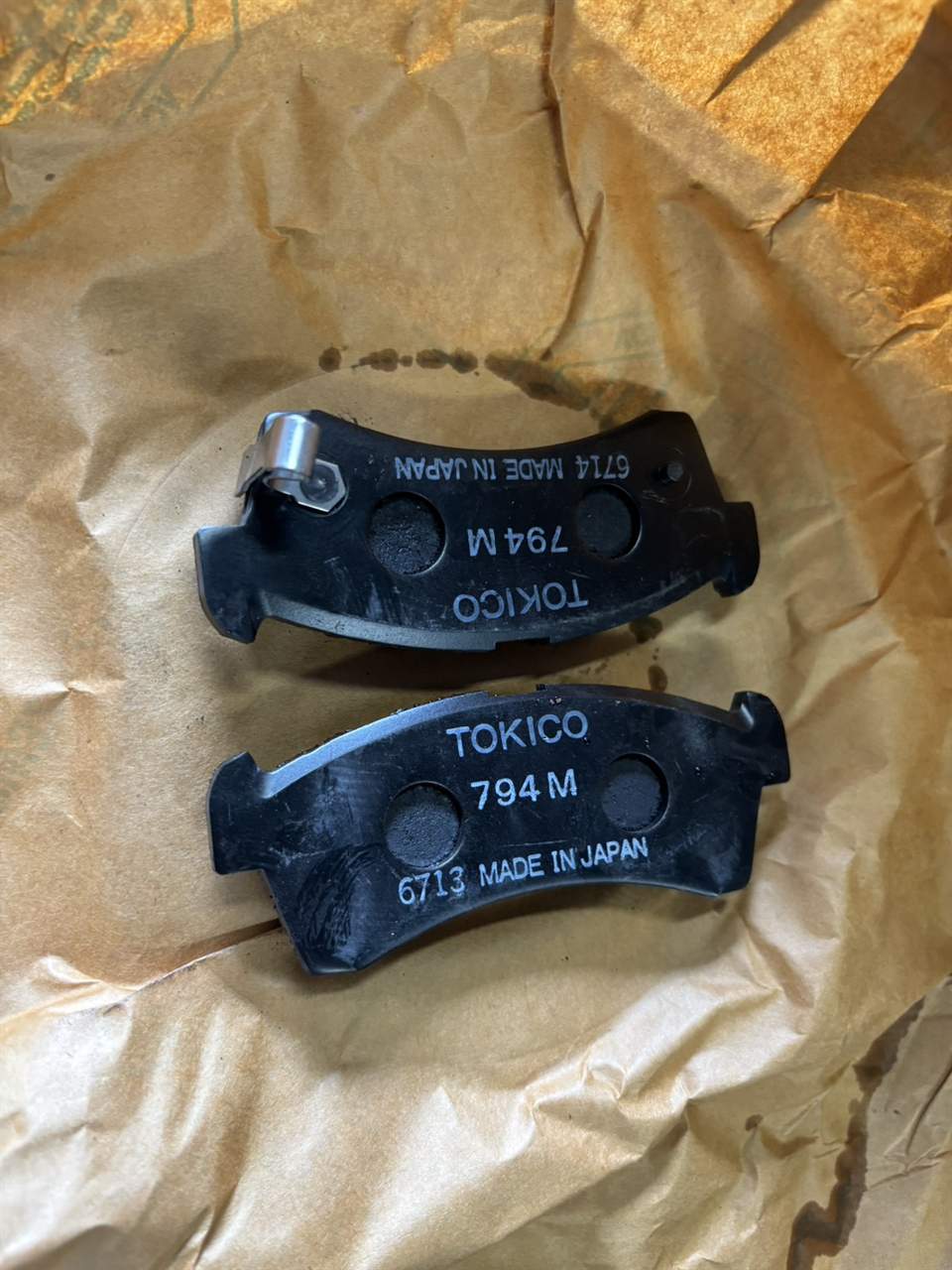 アルトHA36S用の新品フロントブレーキパッド。TOKICO 794M・MADE IN JAPANの刻印が見える