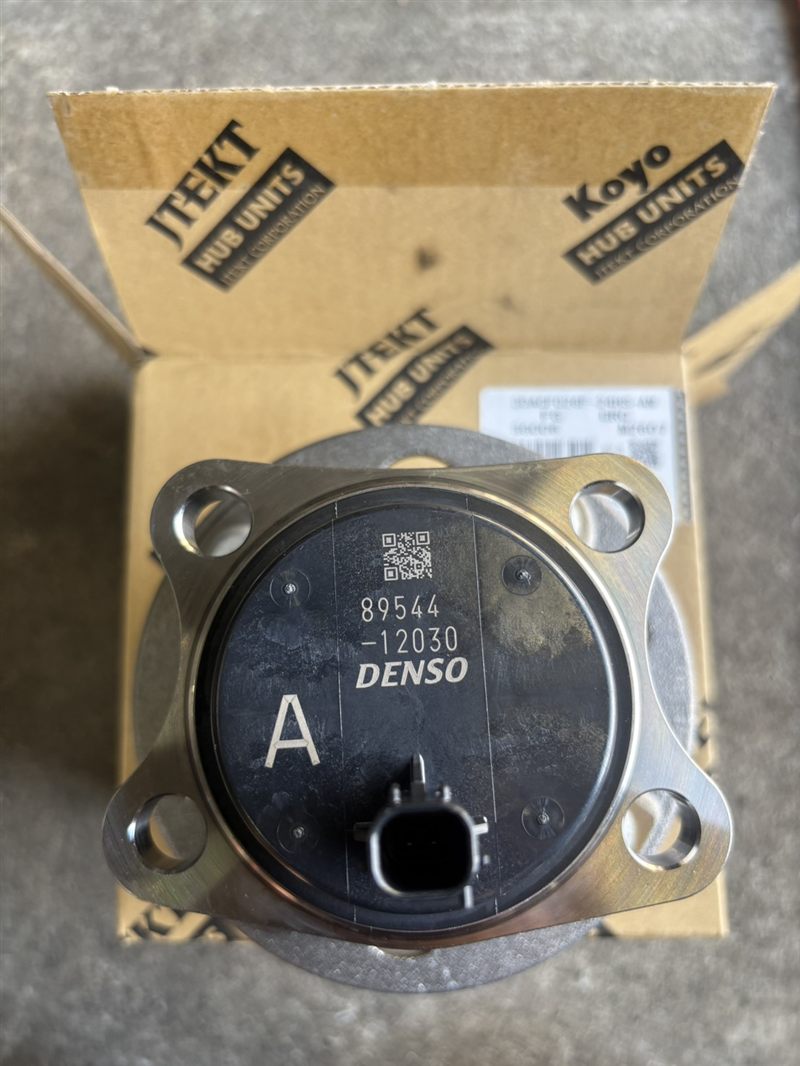 JTEKT(Koyo)ハブユニット3DACF026F-24HS-AMの裏側。ABSセンサー部にDENSO 89544-12030の刻印とAの表示、センサーのコネクタ