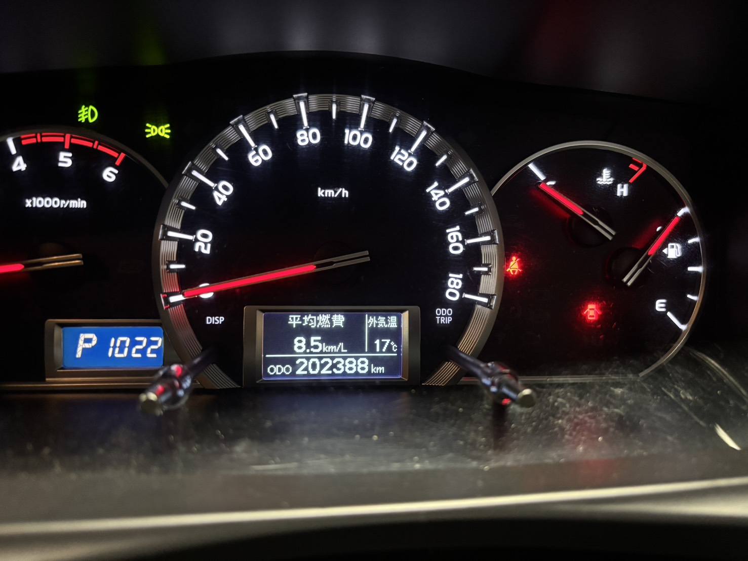 タイミングベルト交換後にリセットしたハイエースKDH206Vのメーター。T-BELT警告灯が消えている