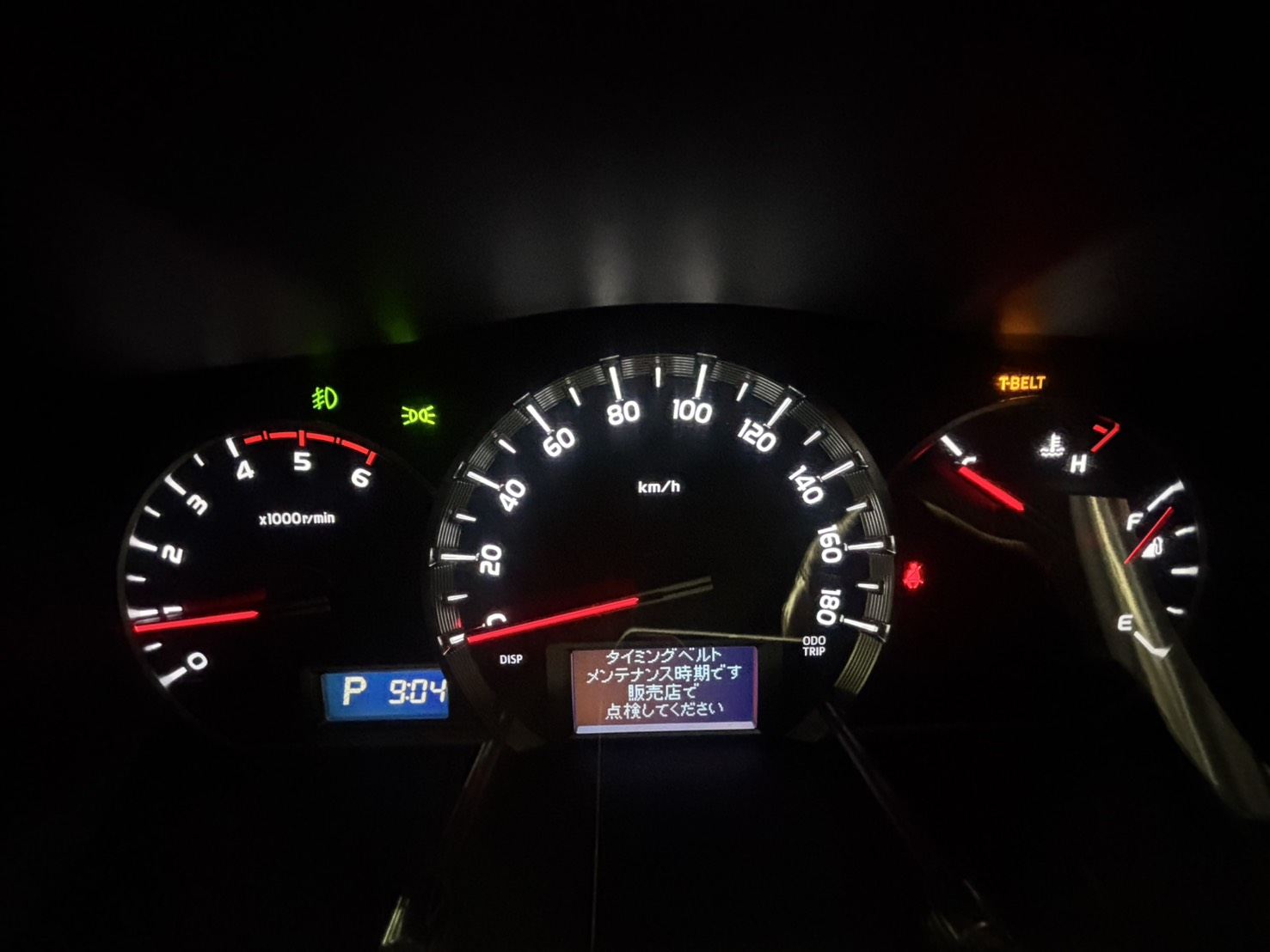 ハイエースKDH206Vのメーター。右上にT-BELT警告灯が点灯し、ディスプレイにタイミングベルト メンテナンス時期ですと表示されている