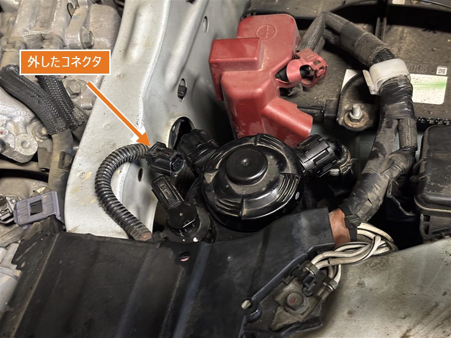 ハイエース200系ディーゼル 警告灯リセットのためにフューエルフィルターのバキュームスイッチコネクタを外したところ